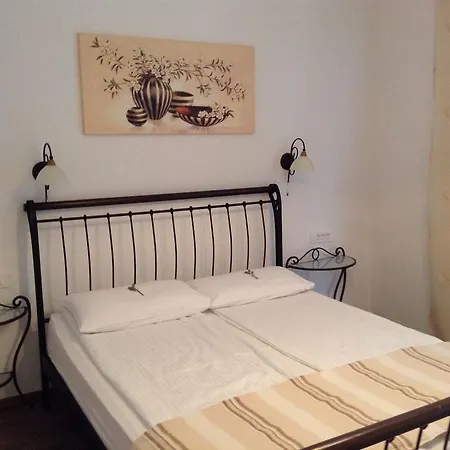 Oksana Apartment Mimice